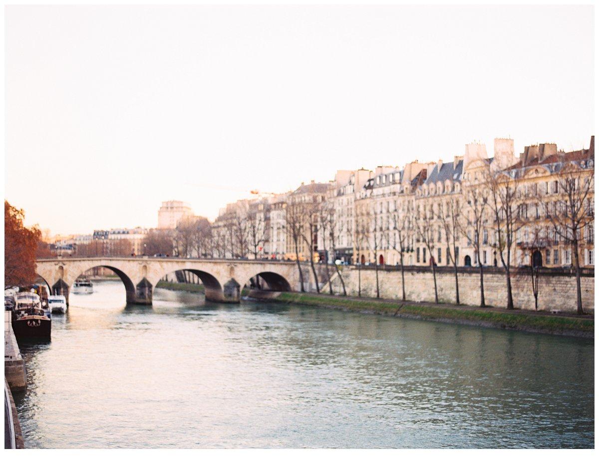 17-best-photographer-in-paris-for-wedding-elopement-le-secret-d-audrey-bridge-Ile-saint-louis