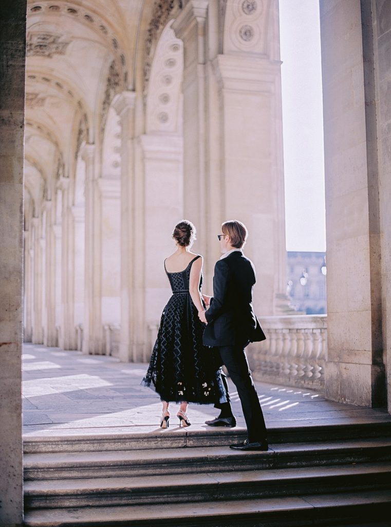 elegant photo in paris of a couple for their engagement photo in Dior
