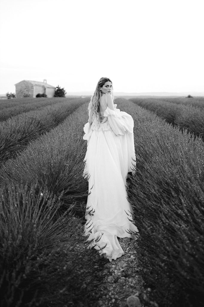 wedding photographer in provence le secret'audrey in the lavender fields