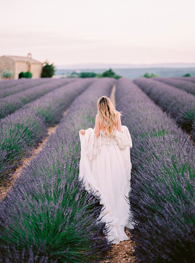 wedding photographer in provence le secret'audrey in the lavender fields