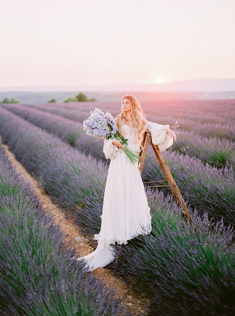 wedding photographer in provence le secret'audrey in the lavender fields