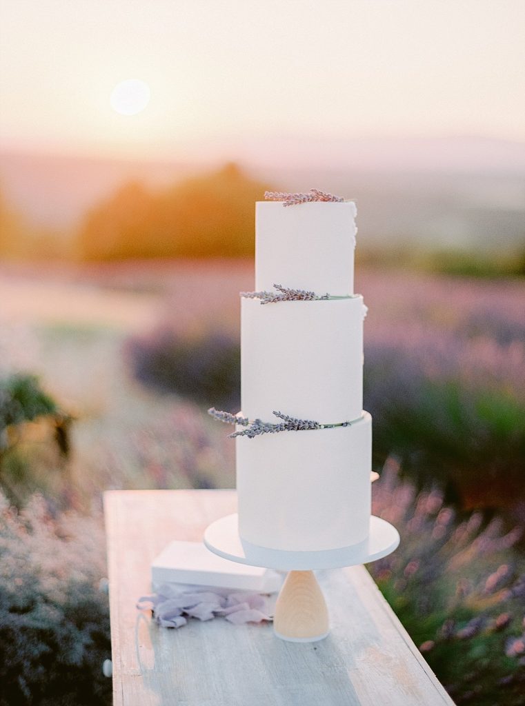 wedding photographer in provence le secret'audrey in the lavender fields