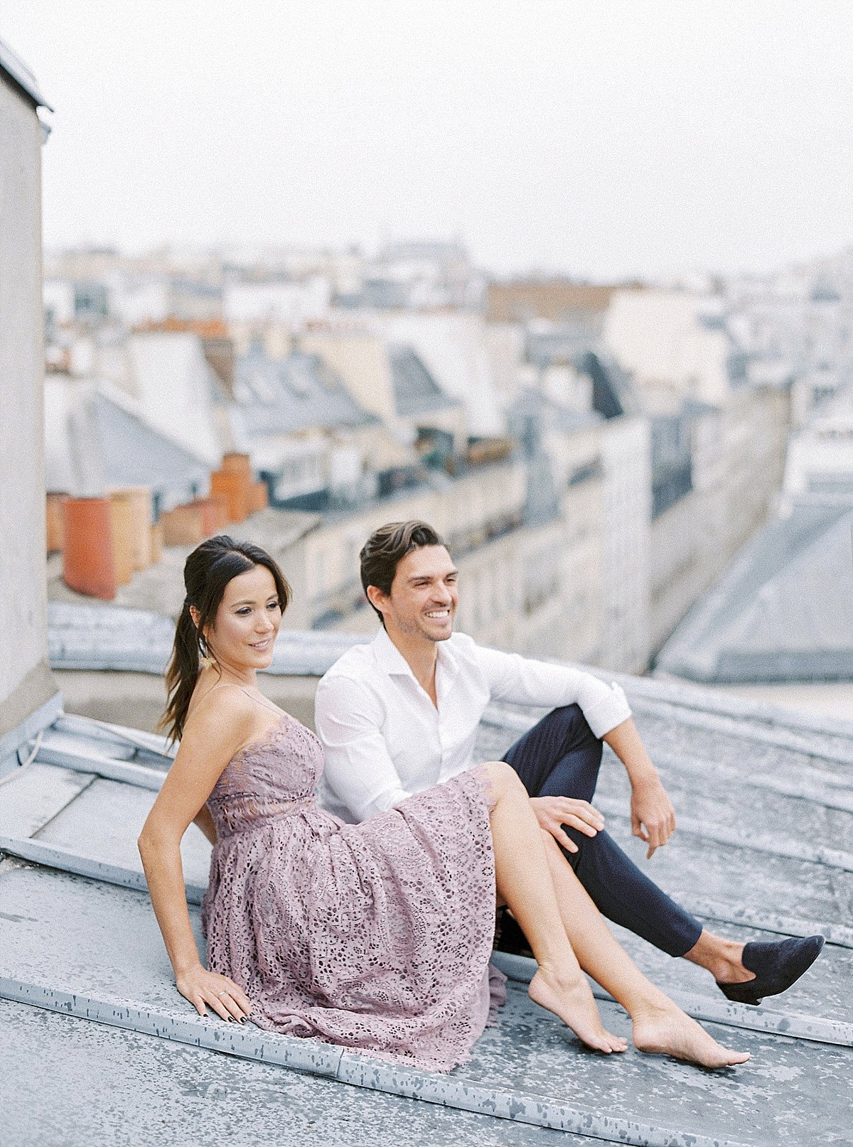paris photograher wtih a couple on a rooftop