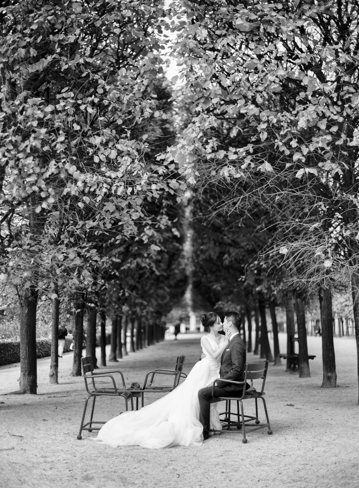 luxembourg garden pre wedding photos in paris classic photo - Le Secret D'Audrey