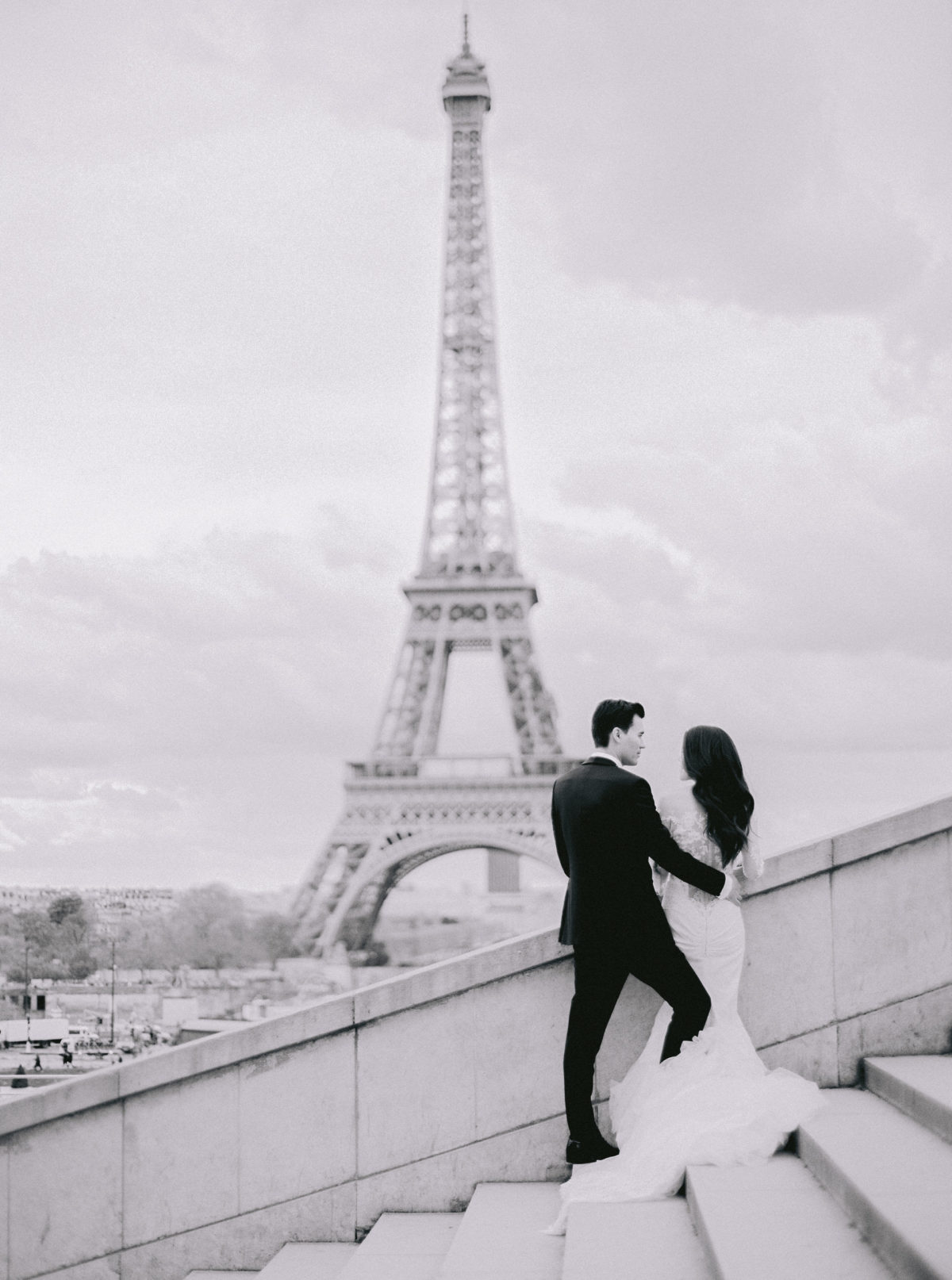 eiffel tower pre wedding photo shoot - Le Secret D'Audrey 