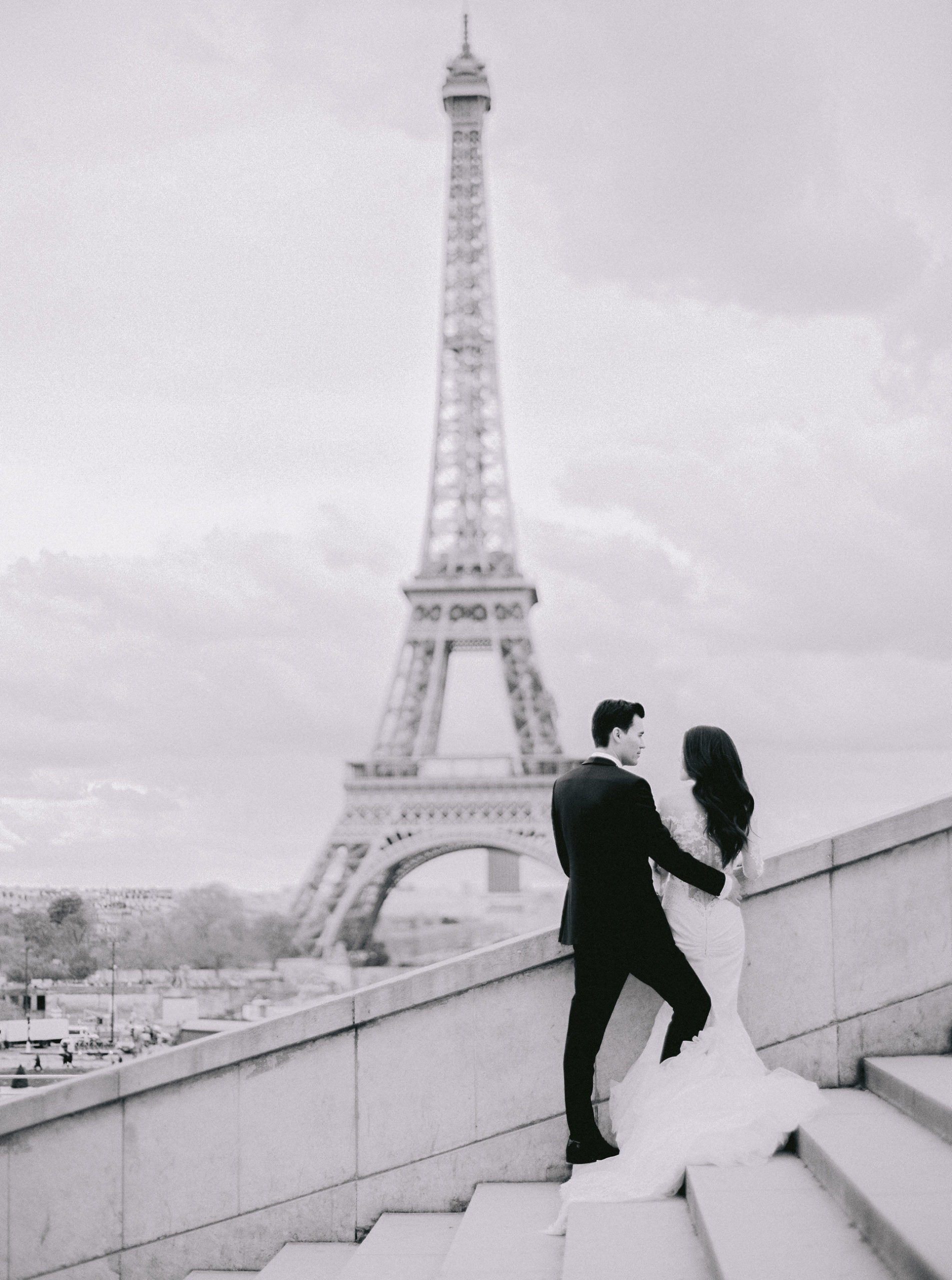 eiffel tower pre wedding photo shoot