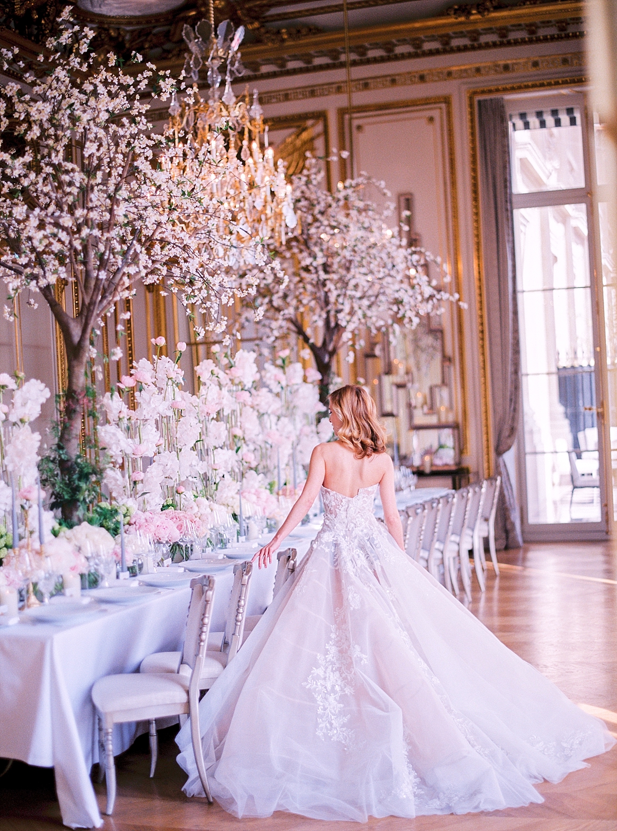 The bride and her wedding table in the historic salon of the Hotel de Crillon 