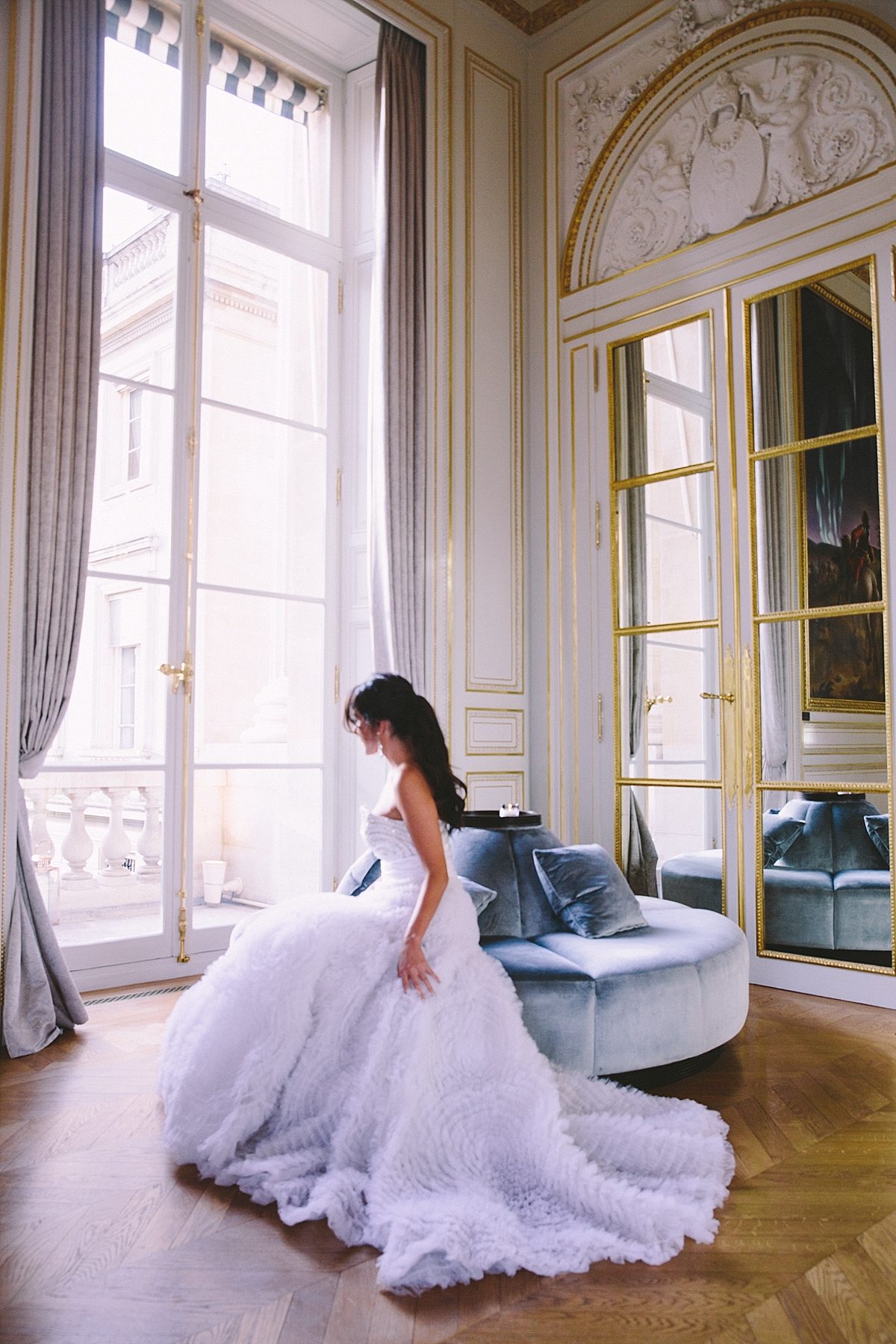 The bride in the suite of the hotel de Crillon Paris 