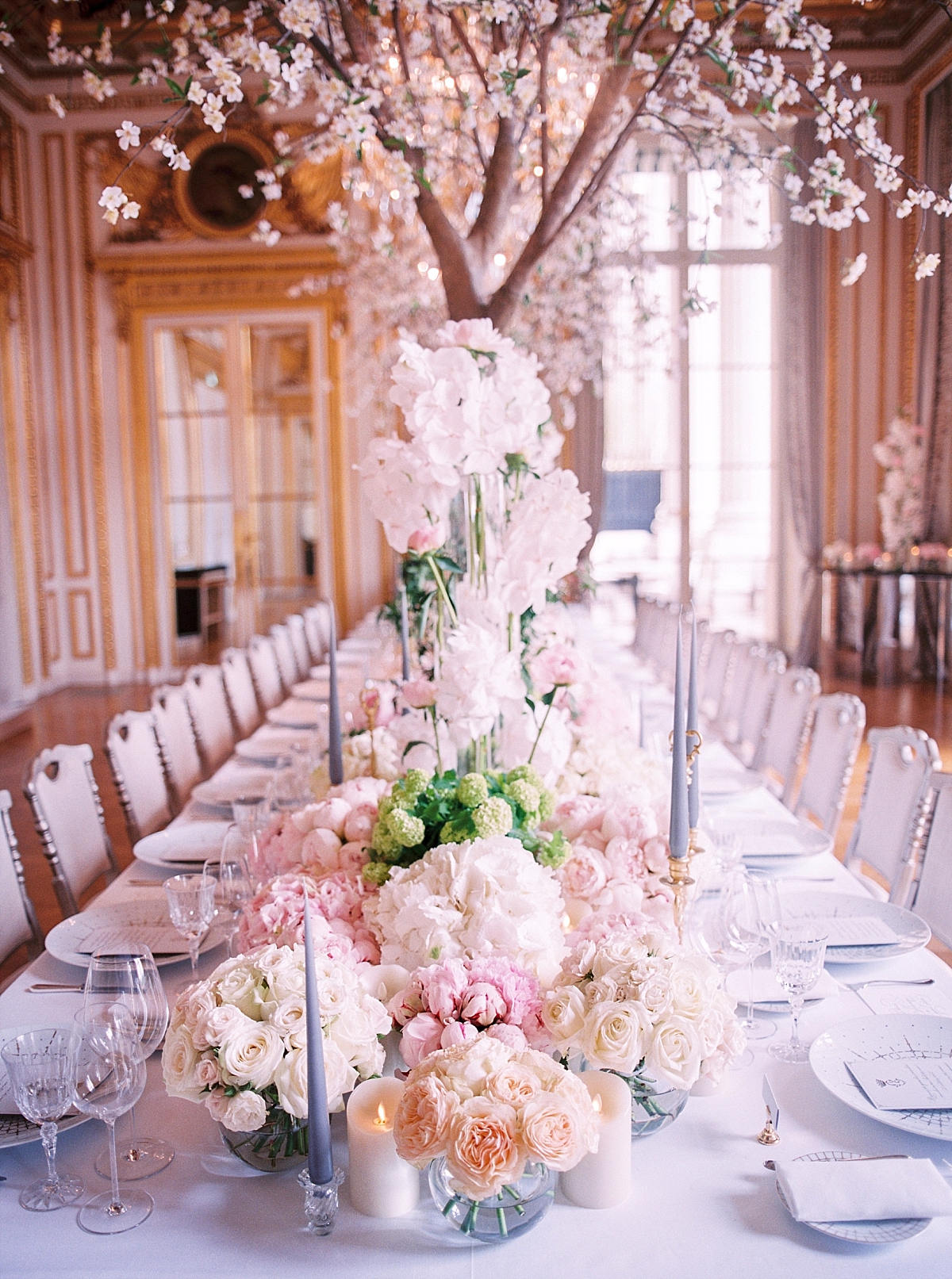 wedding table ate the Hotel de Crillon paris, in the historic salon 