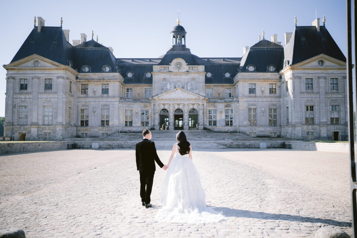 the bride and the groom front of the Chateau de Vaux le Vicomte