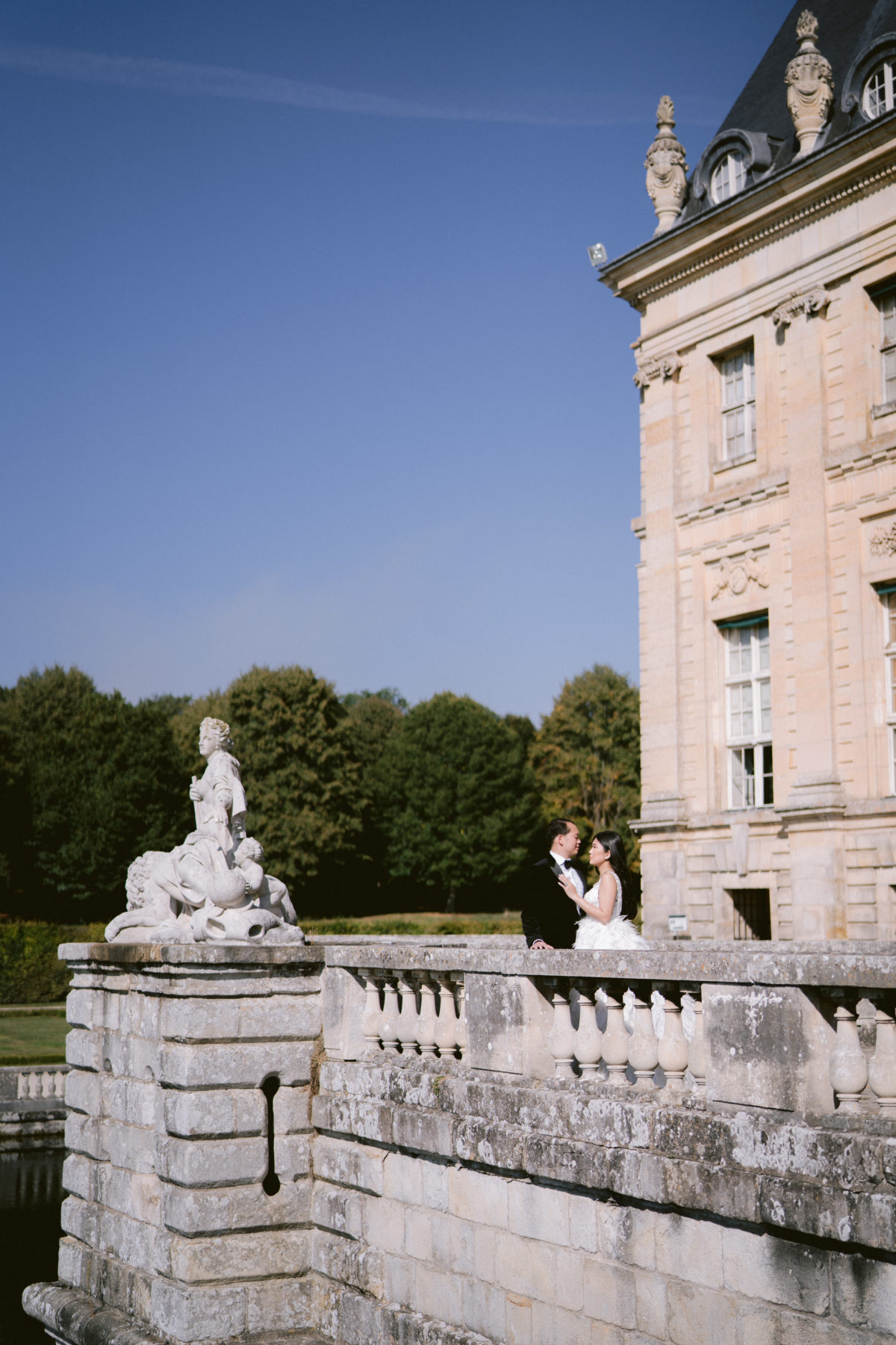 the bride and the groom at the chateau de vaux le vicomte 
