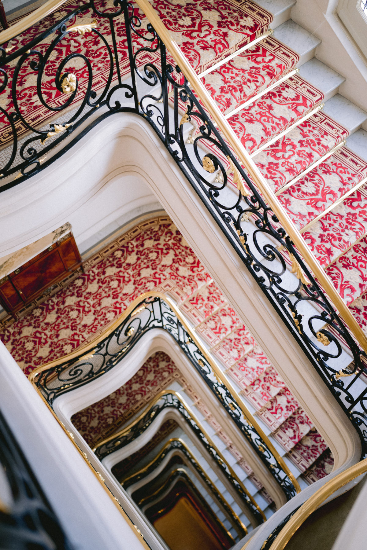 staircase of the plaza athénée 