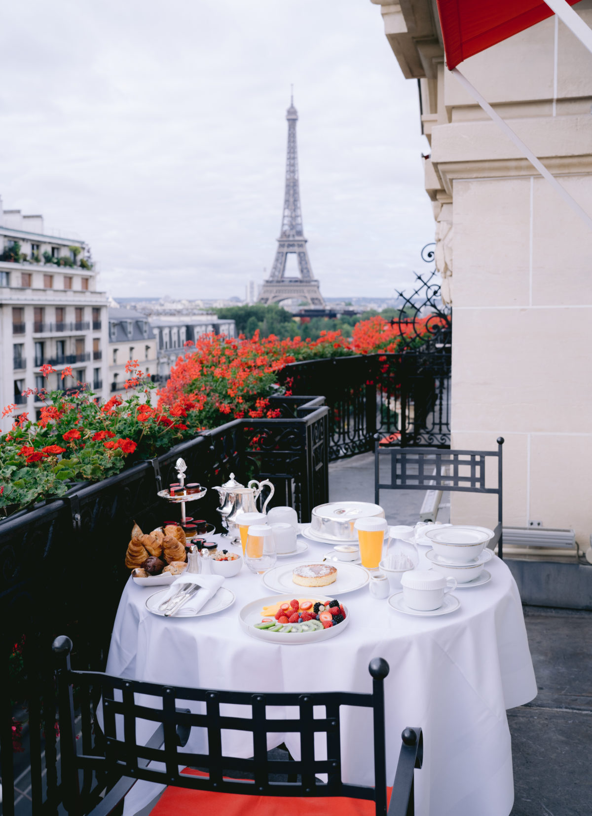 breakfast on the balcony of the suite of the plaza athénée 