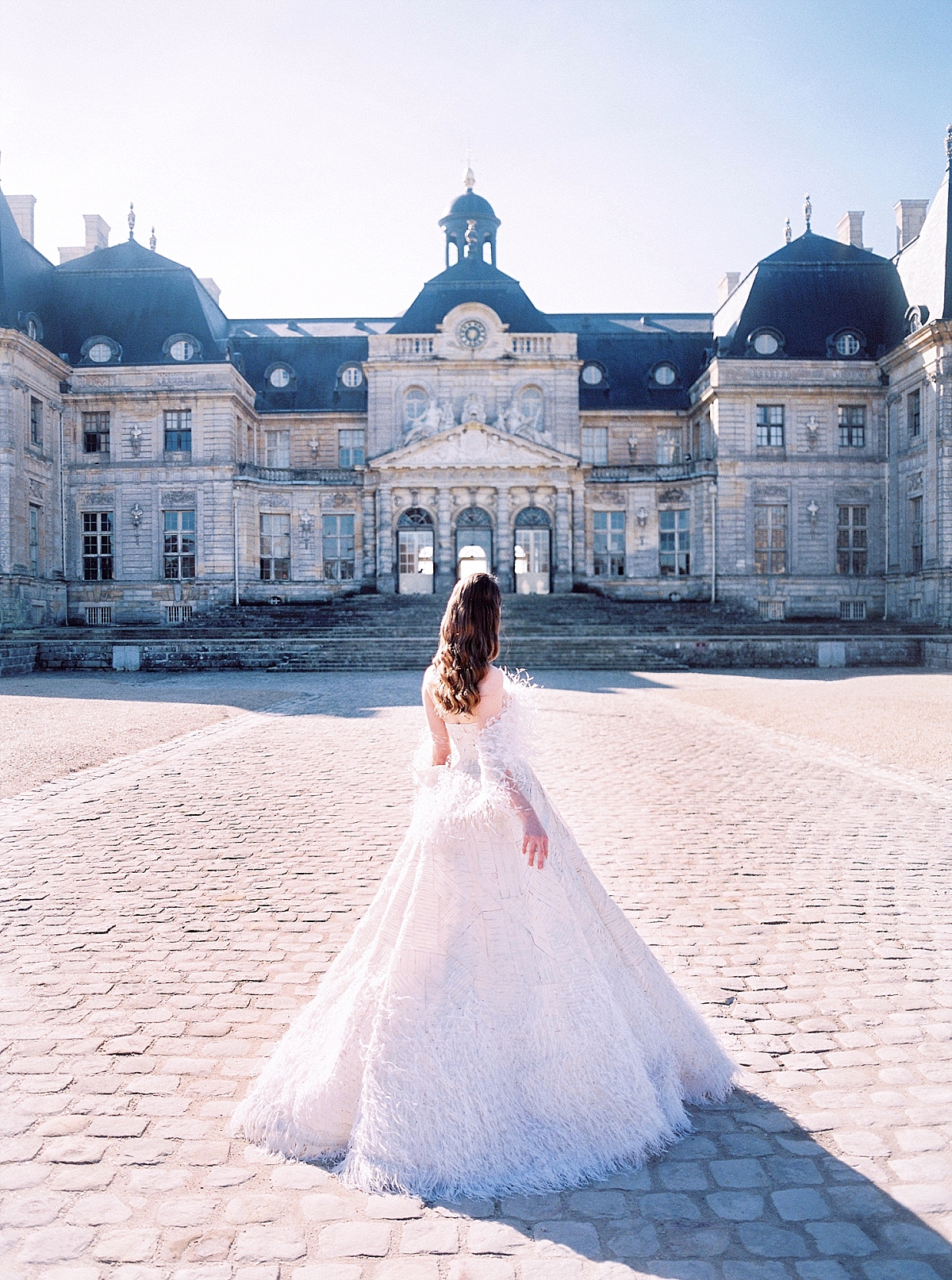 The bride in front of the Chateau de Vaux le Vicomte 