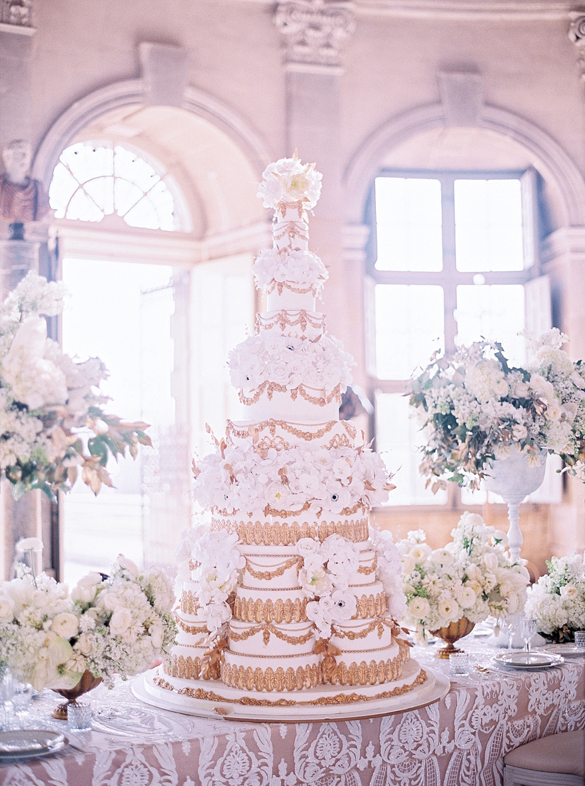 Wedding cake in the ceremony room of the chateau de vaux le vicomte 
