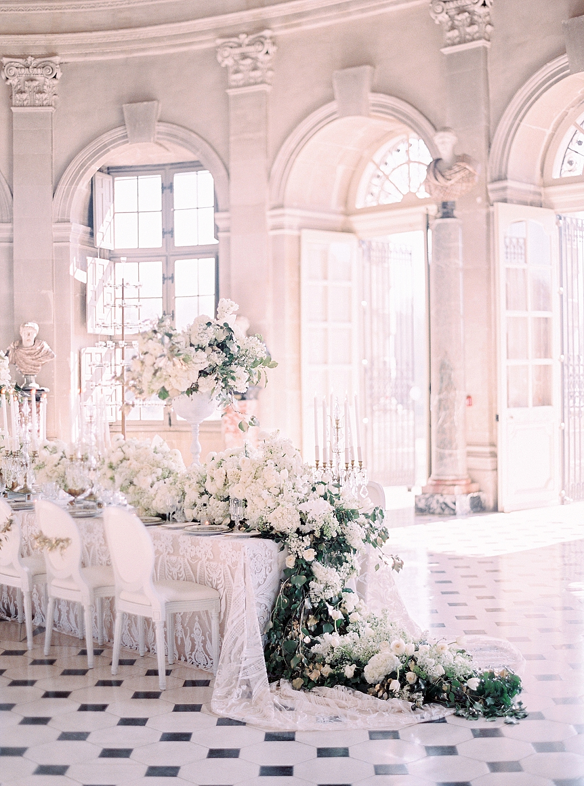 Wedding table in the ceremony room of the Chateau de Vaux le Vicomte 