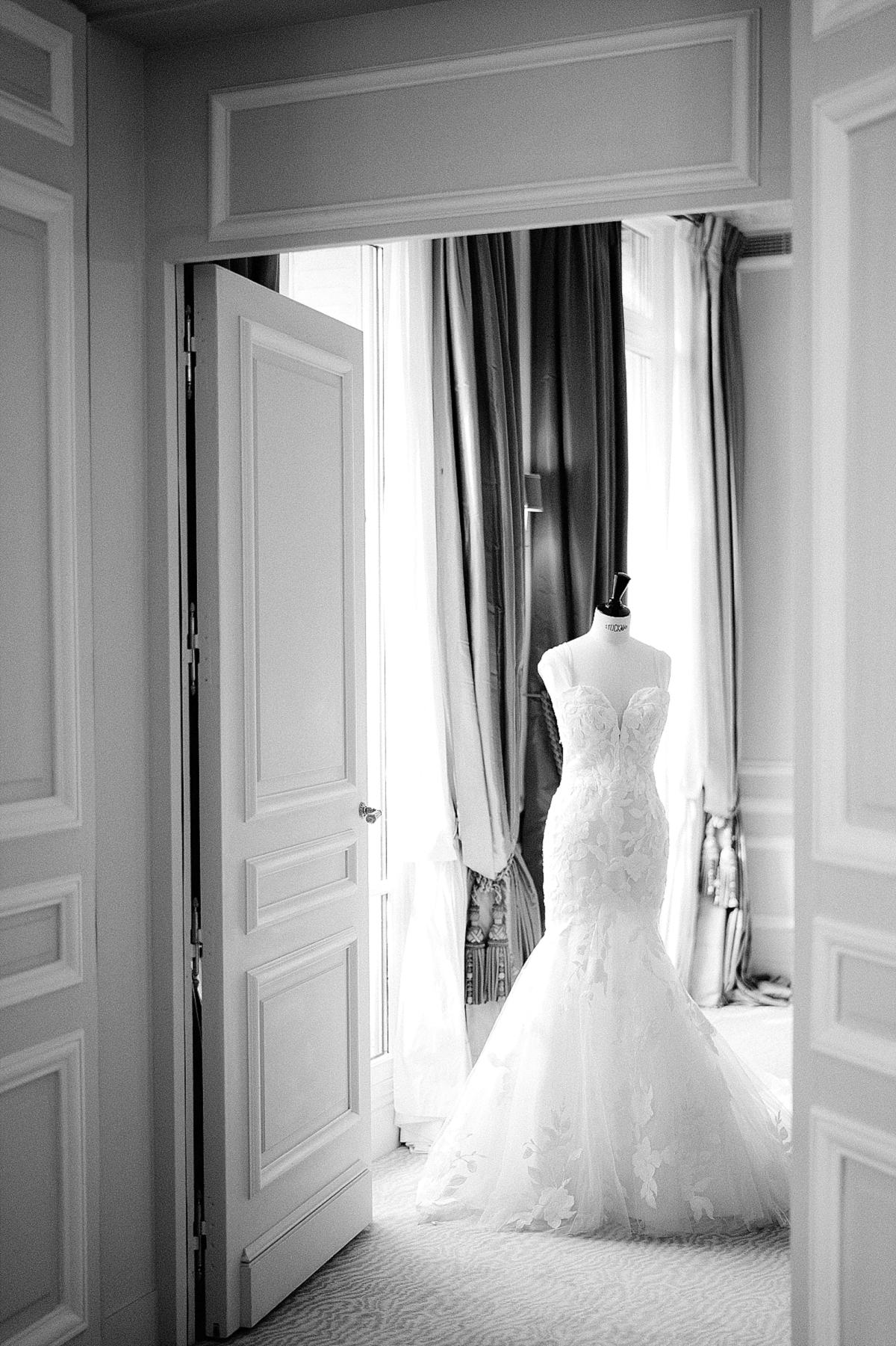 the dress of the bride in the suite of the plaza athénée 