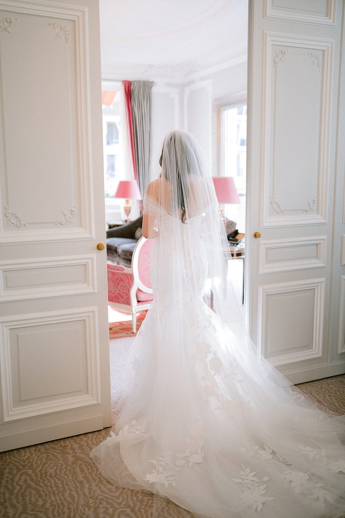 bride in her bridal dress in the suite of the plaza athénée 