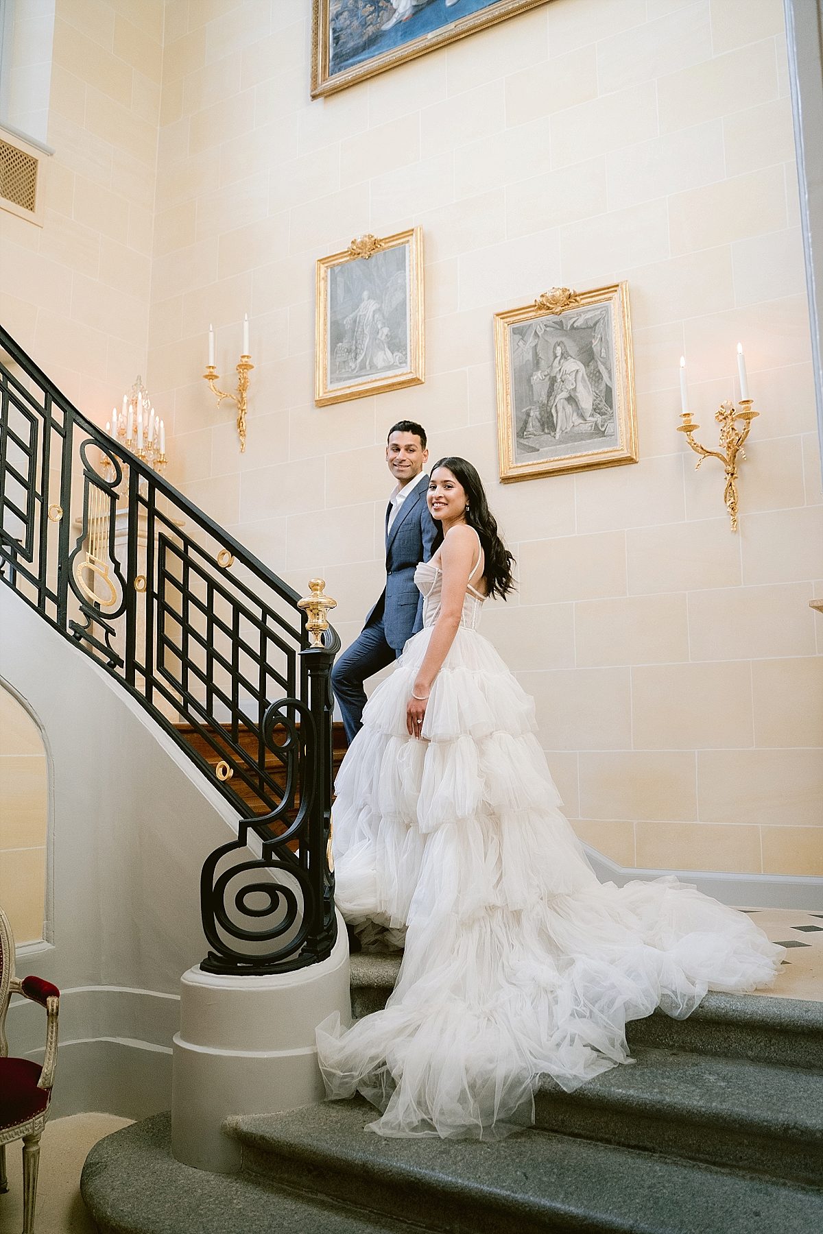 the couple in the staircase of the grand contrôle, les airelles versailles 