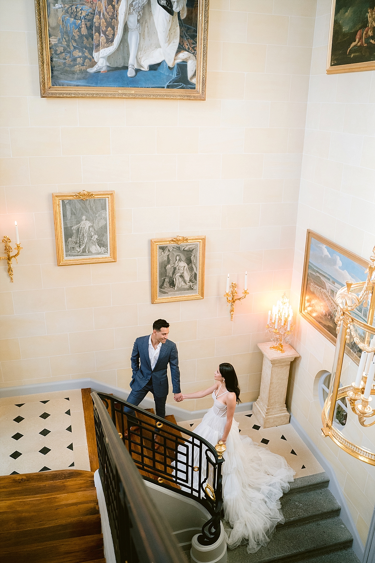 the newly engaged couple in the staircase of Les airelles versailles le grand contrôle 