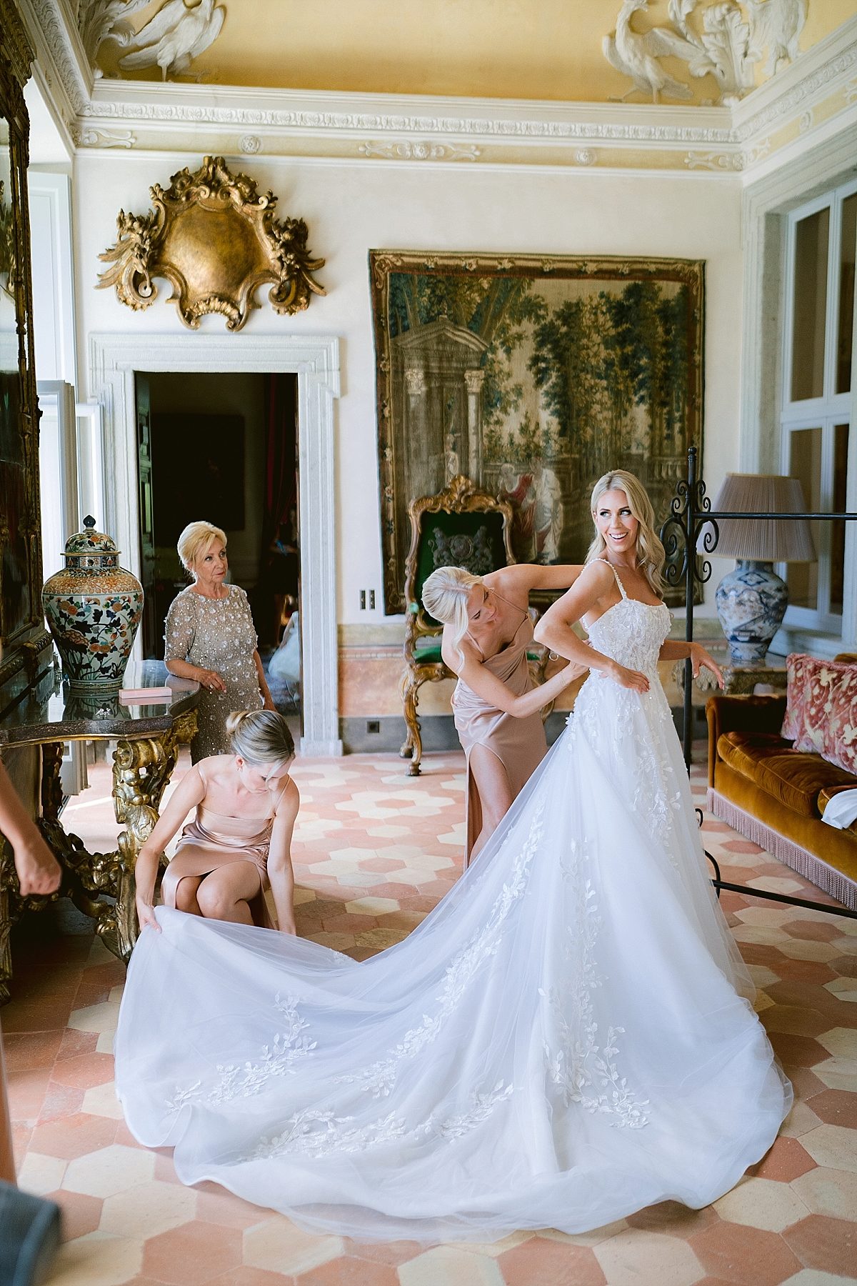 Villa Balbiano Lake como
Luxury wedding 
Photographer lake como 
Bride getting ready with her bridesmaids 