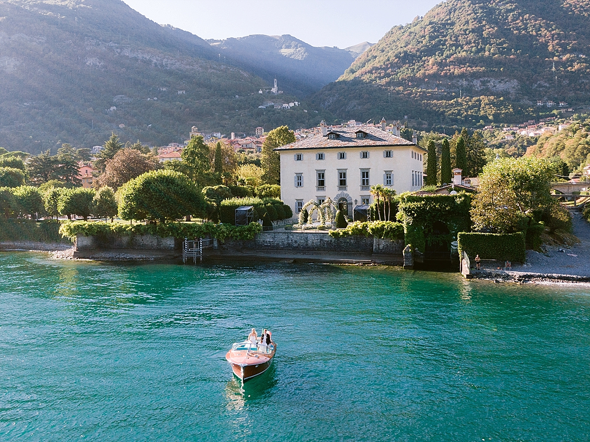 Villa Balbiano Lake como
Luxury wedding 
Photographer lake como 
Bride and groom on a boat