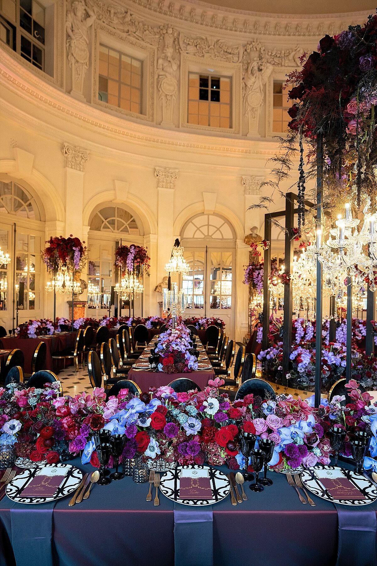 Wedding table decoration of the luxury wedding of Valencia and Kevin at Chateau de Vaux le Vicomte 